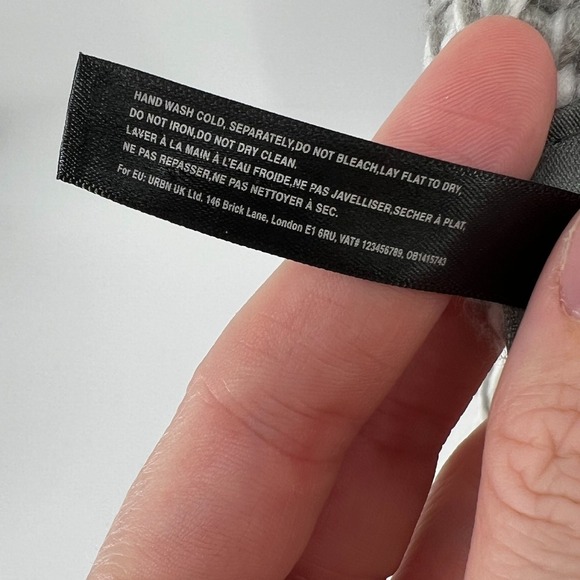 Anthropologie Oversized Knitted Fringe Scarf Pockets Grey White‎ Tan Winter Fall - Picture 7 of 8